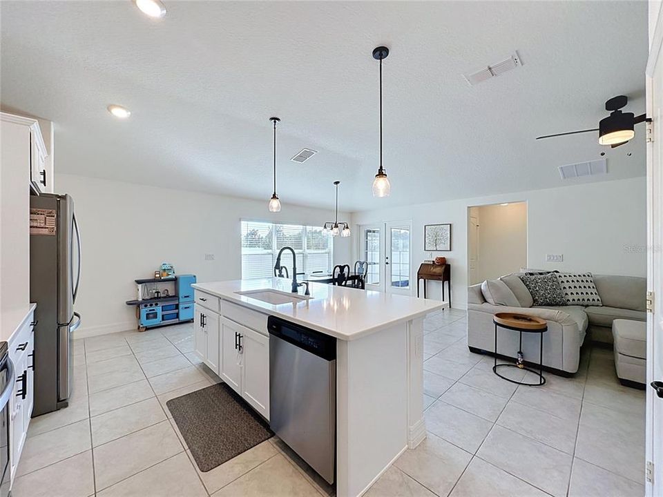 En Venta: $365,999 (4 camas, 2 baños, 1627 Pies cuadrados)