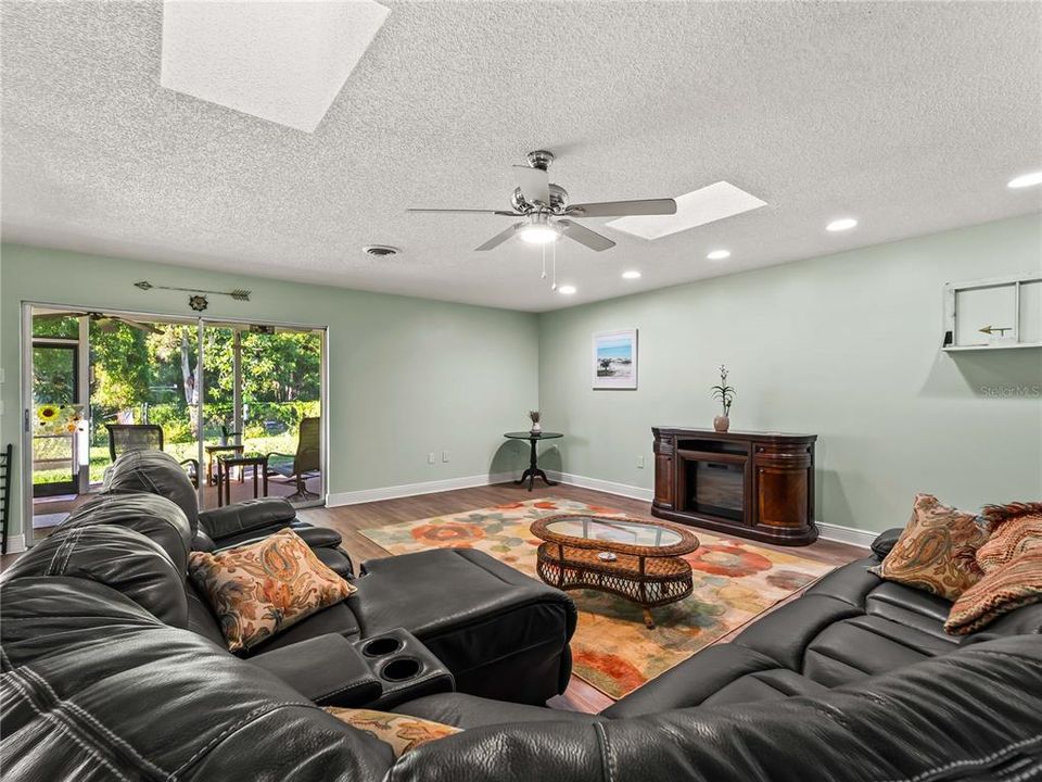 For Sale: $449,000 (2 beds, 2 baths, 1658 Square Feet)