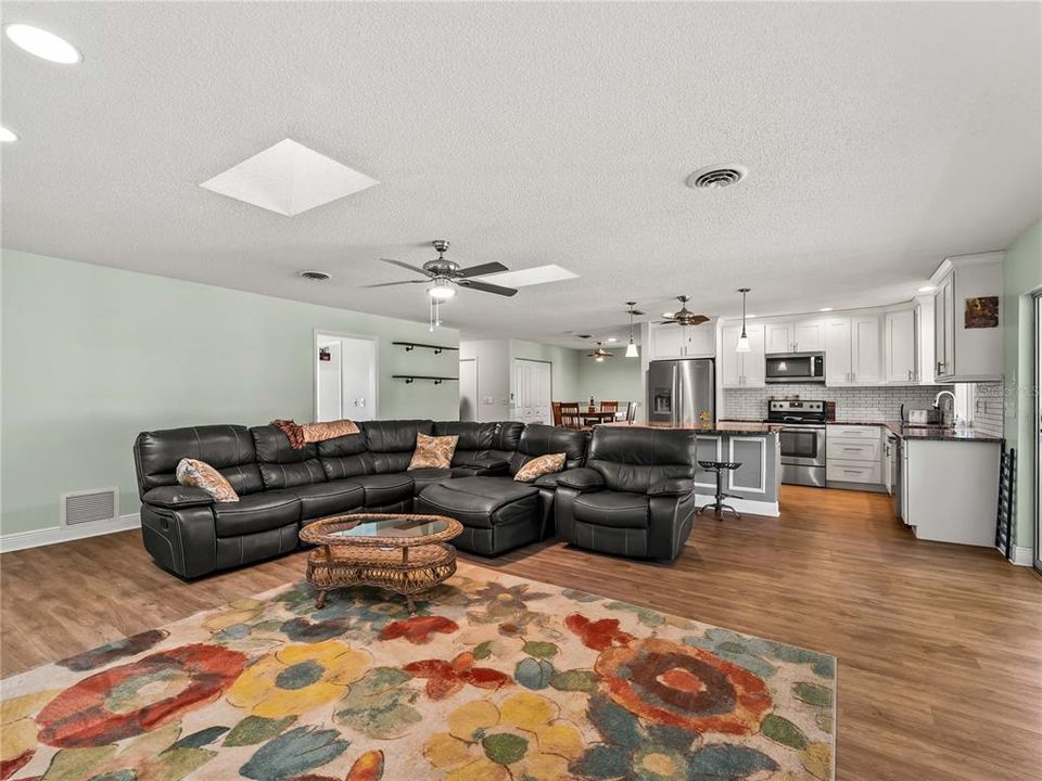 For Sale: $449,000 (2 beds, 2 baths, 1658 Square Feet)