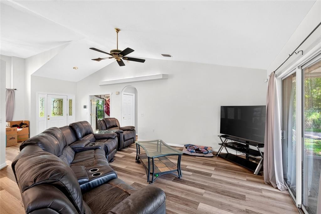 For Sale: $349,900 (3 beds, 2 baths, 1618 Square Feet)