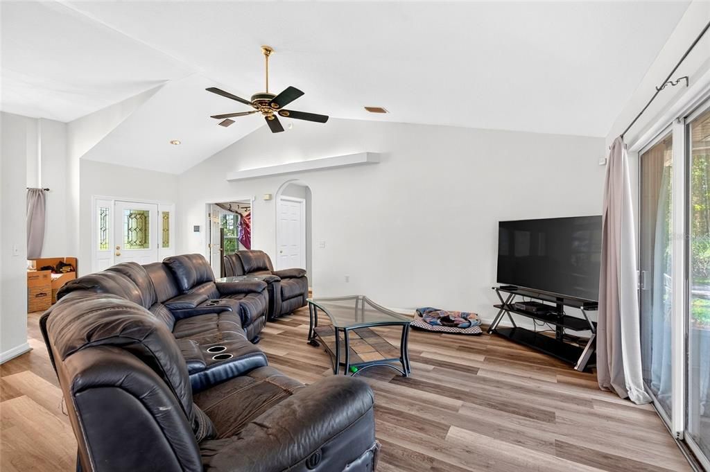 For Sale: $349,900 (3 beds, 2 baths, 1618 Square Feet)