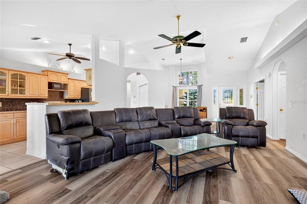 For Sale: $349,900 (3 beds, 2 baths, 1618 Square Feet)