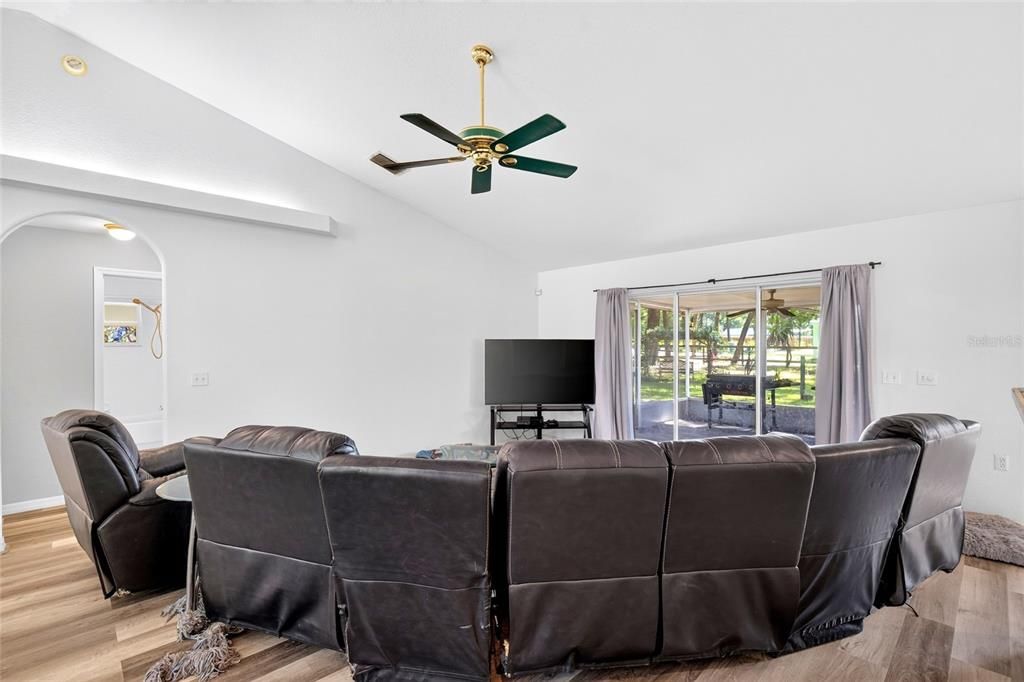 For Sale: $349,900 (3 beds, 2 baths, 1618 Square Feet)