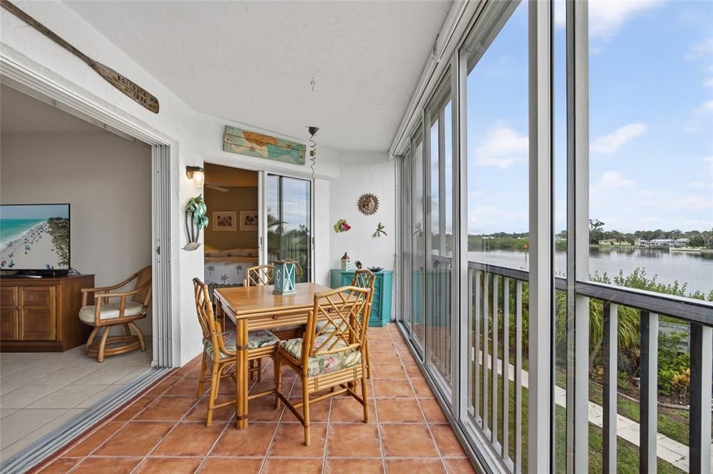 На продажу: $269,900 (2 спален, 2 ванн, 1093 Квадратных фут)