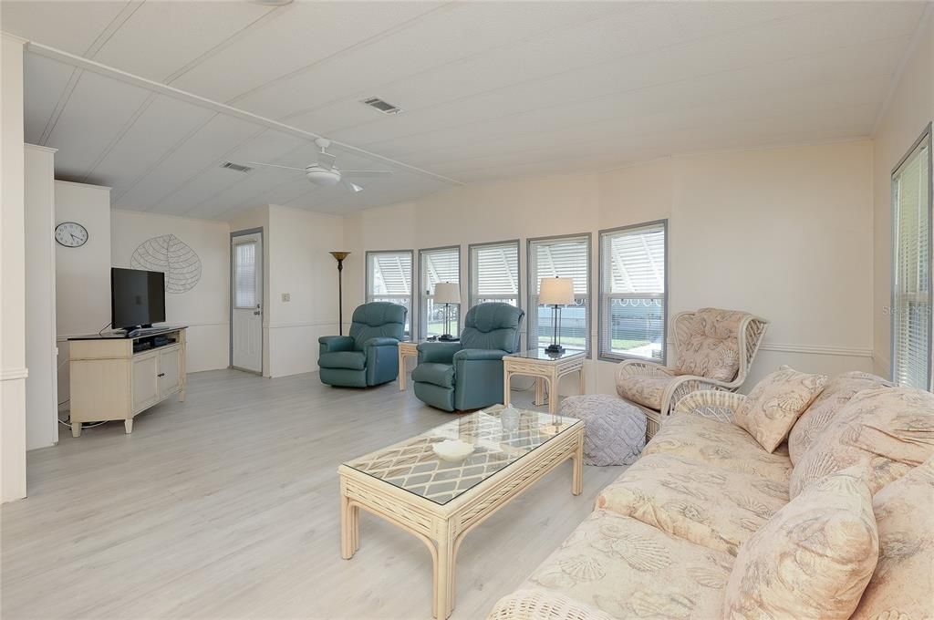 For Sale: $130,000 (2 beds, 2 baths, 1155 Square Feet)