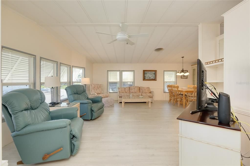 For Sale: $130,000 (2 beds, 2 baths, 1155 Square Feet)