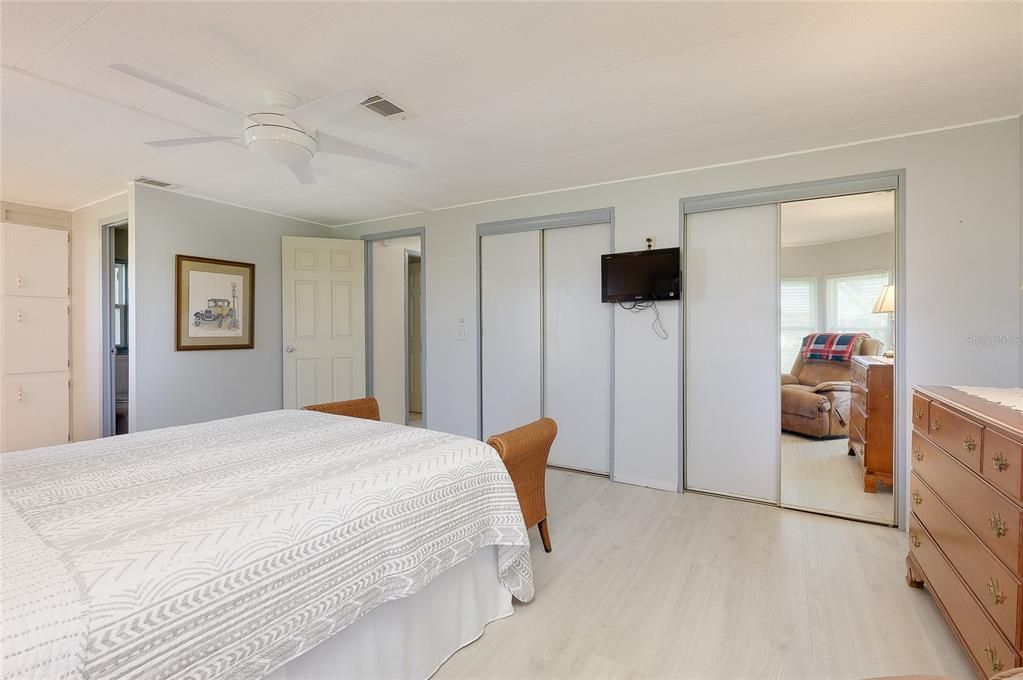 For Sale: $130,000 (2 beds, 2 baths, 1155 Square Feet)