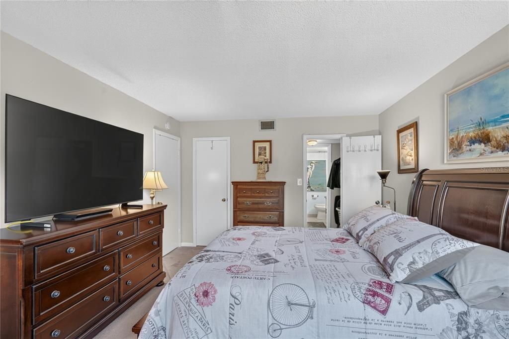 For Sale: $155,000 (2 beds, 2 baths, 1068 Square Feet)