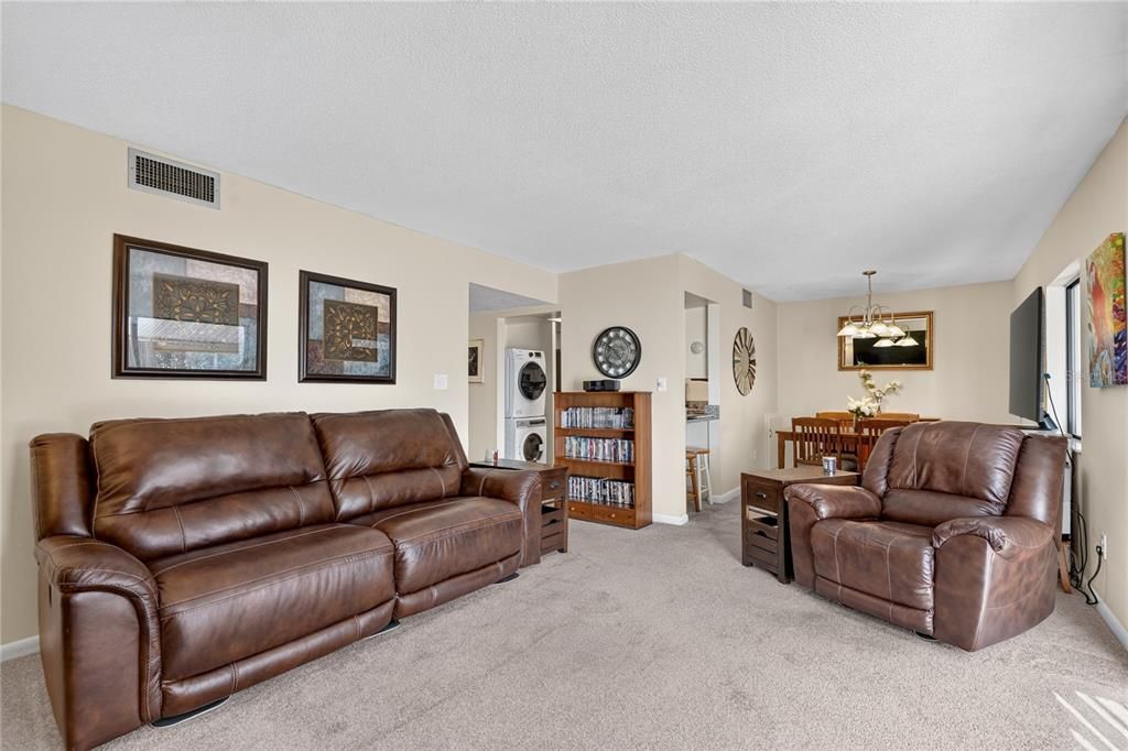 For Sale: $155,000 (2 beds, 2 baths, 1068 Square Feet)