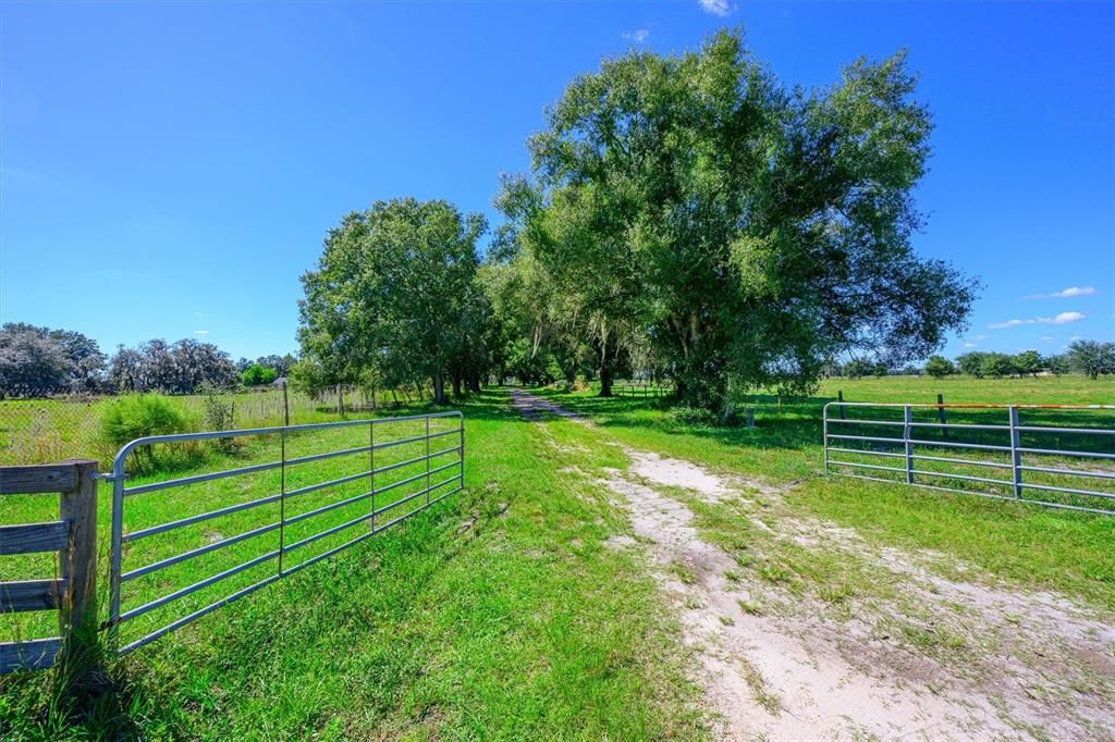 待售: $1,100,000 (20.00 acres)