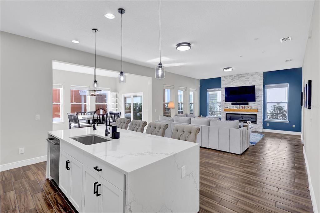 En Venta: $825,000 (5 camas, 4 baños, 3002 Pies cuadrados)