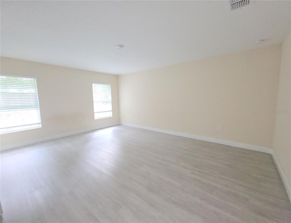 For Sale: $326,000 (4 beds, 2 baths, 1820 Square Feet)