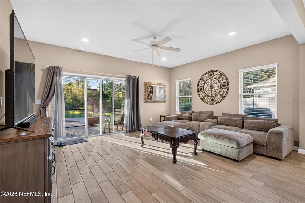 For Sale: $365,000 (3 beds, 2 baths, 1737 Square Feet)