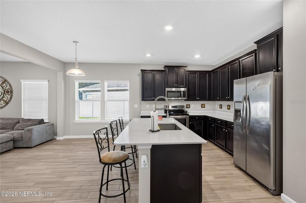 For Sale: $365,000 (3 beds, 2 baths, 1737 Square Feet)