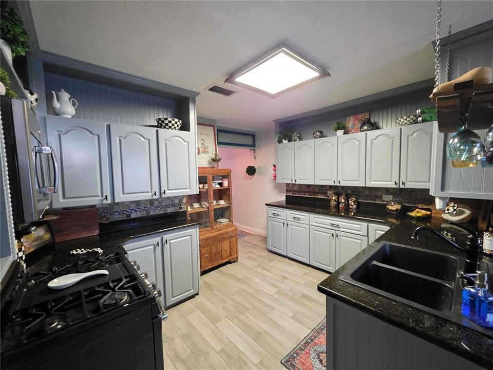 En Venta: $535,000 (4 camas, 2 baños, 2412 Pies cuadrados)