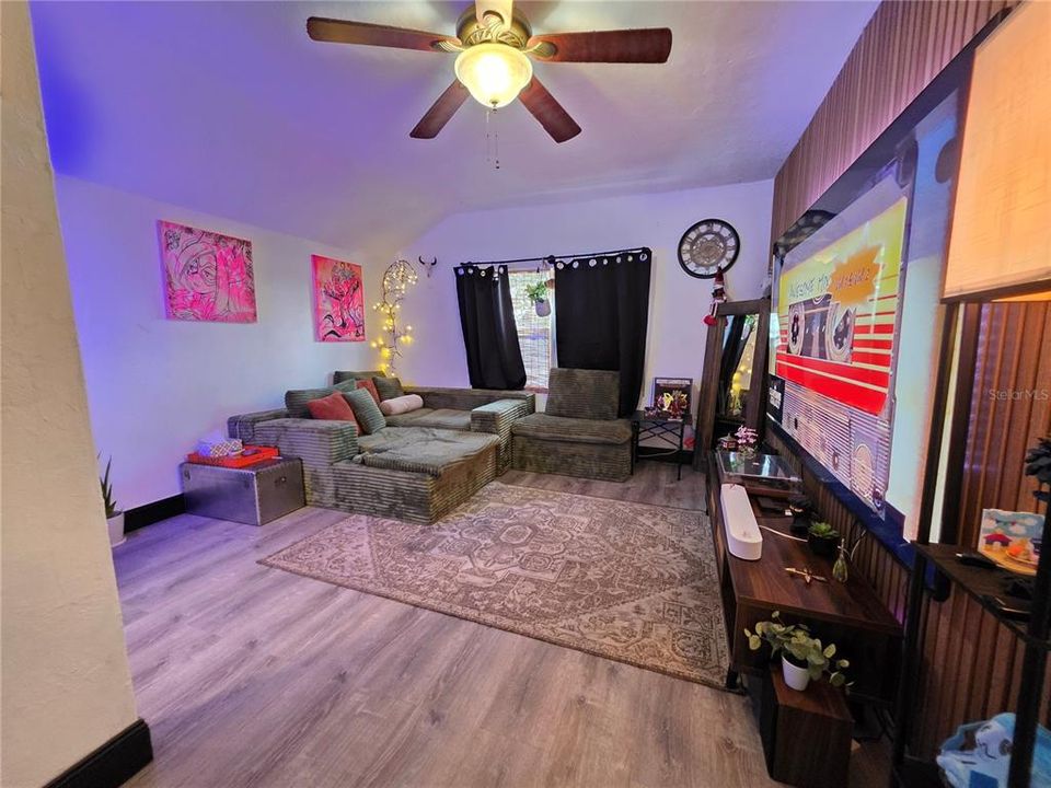 En Venta: $535,000 (4 camas, 2 baños, 2412 Pies cuadrados)