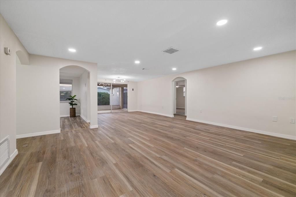 For Sale: $322,000 (3 beds, 3 baths, 1829 Square Feet)