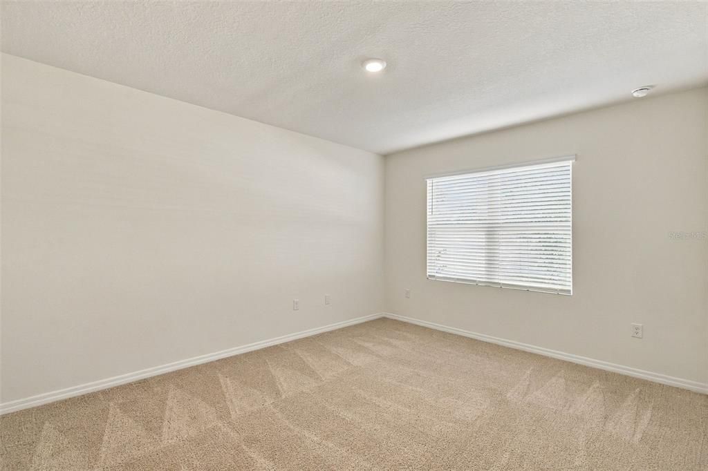 На продажу: $269,999 (4 спален, 2 ванн, 1830 Квадратных фут)