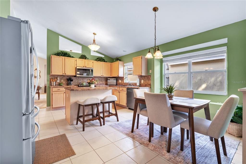 На продажу: $395,000 (4 спален, 2 ванн, 1939 Квадратных фут)