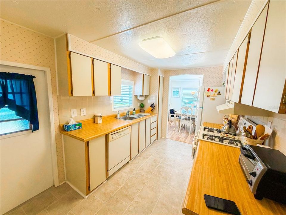 For Sale: $111,900 (3 beds, 2 baths, 1414 Square Feet)