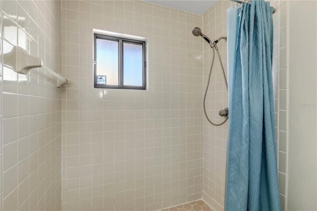 En Venta: $385,000 (4 camas, 2 baños, 1973 Pies cuadrados)