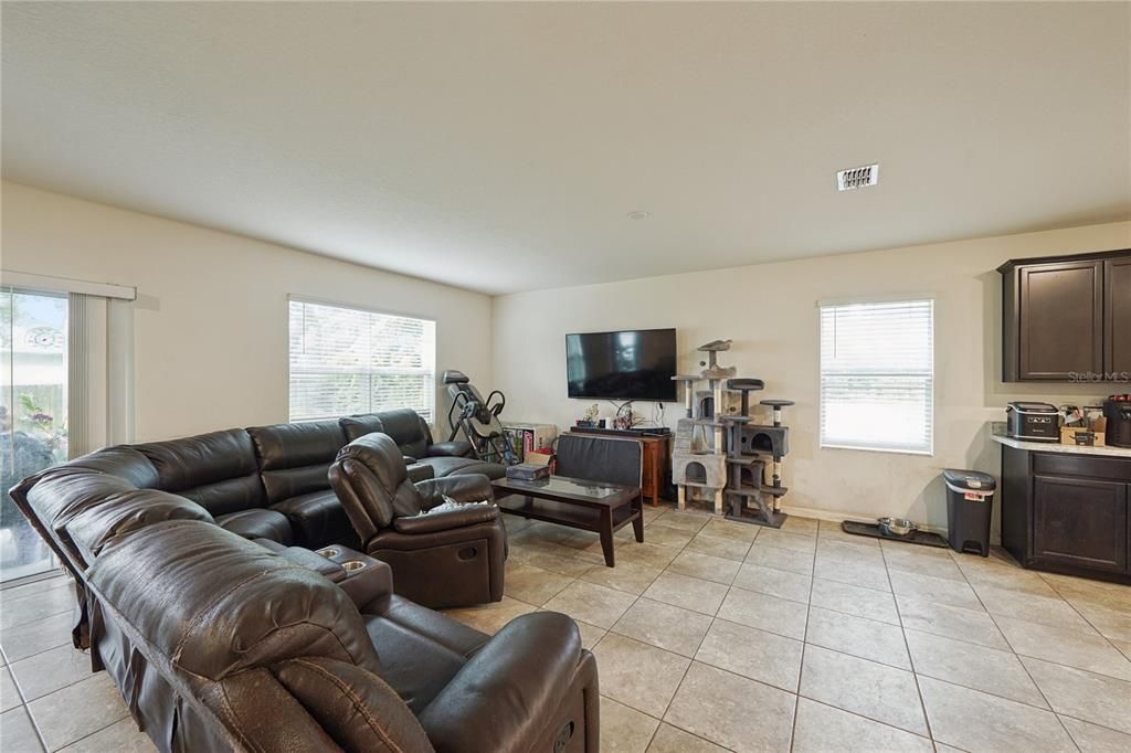 For Sale: $293,000 (4 beds, 2 baths, 1918 Square Feet)