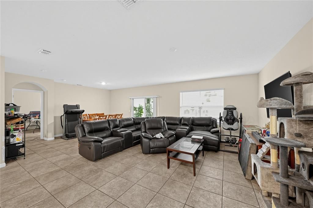 For Sale: $293,000 (4 beds, 2 baths, 1918 Square Feet)
