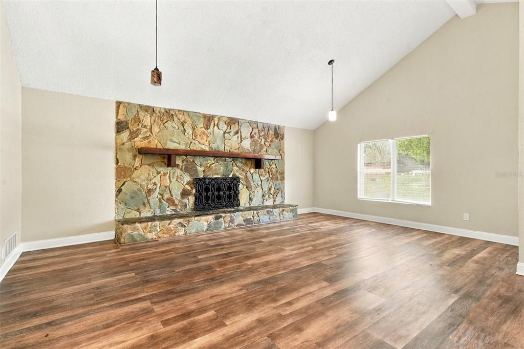 For Sale: $295,000 (3 beds, 2 baths, 1349 Square Feet)