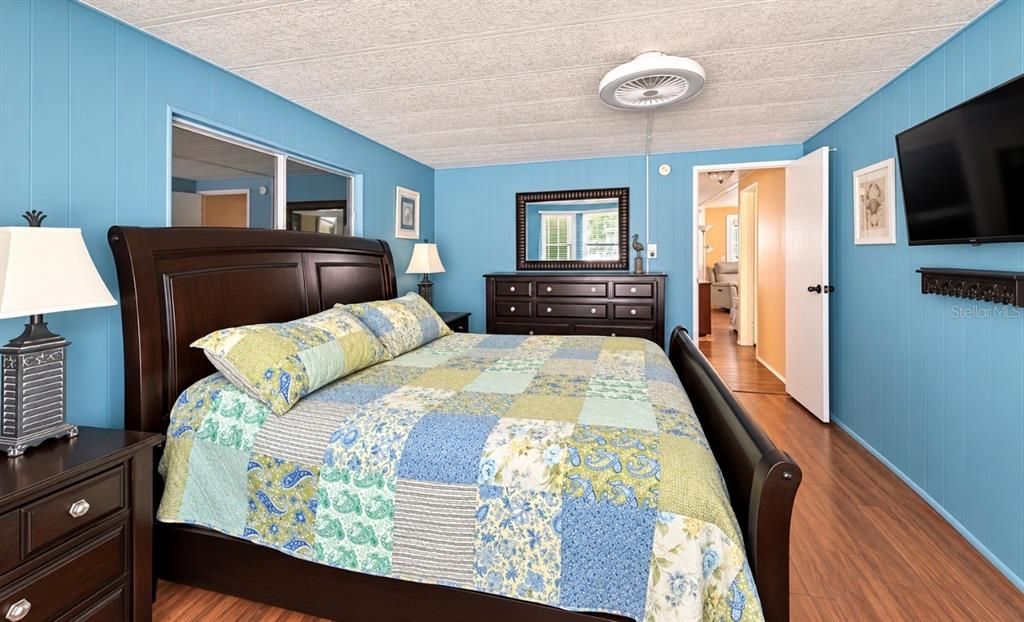 For Sale: $184,900 (2 beds, 2 baths, 1067 Square Feet)