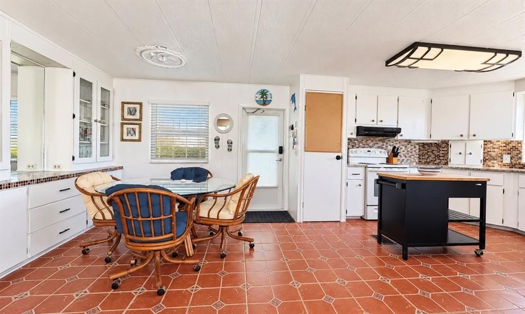 For Sale: $184,900 (2 beds, 2 baths, 1067 Square Feet)