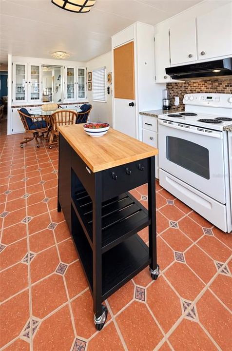For Sale: $184,900 (2 beds, 2 baths, 1067 Square Feet)