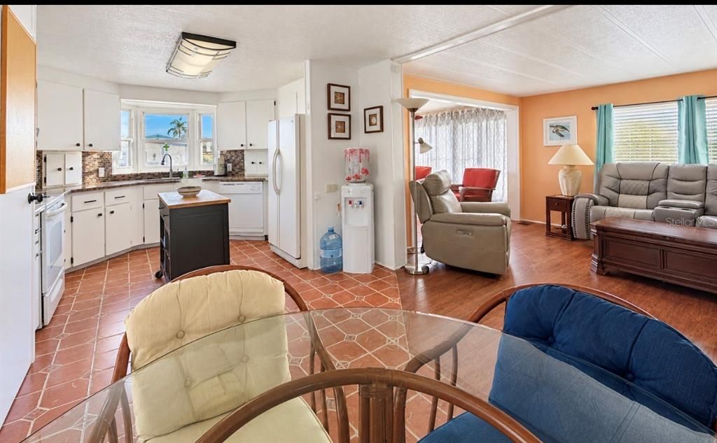 For Sale: $184,900 (2 beds, 2 baths, 1067 Square Feet)