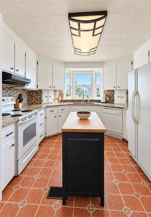 For Sale: $184,900 (2 beds, 2 baths, 1067 Square Feet)