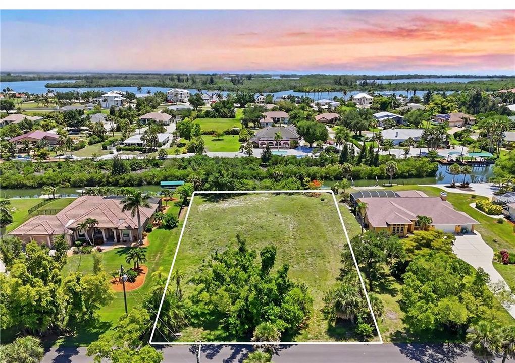 En Venta: $700,000 (0.69 acres)