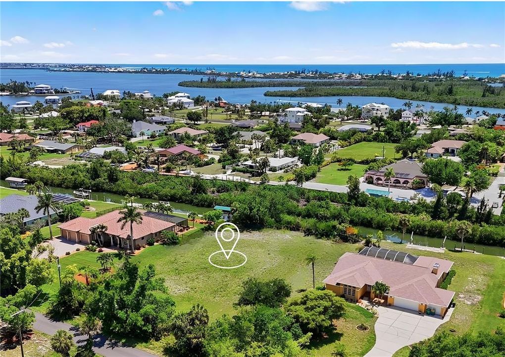 En Venta: $700,000 (0.69 acres)