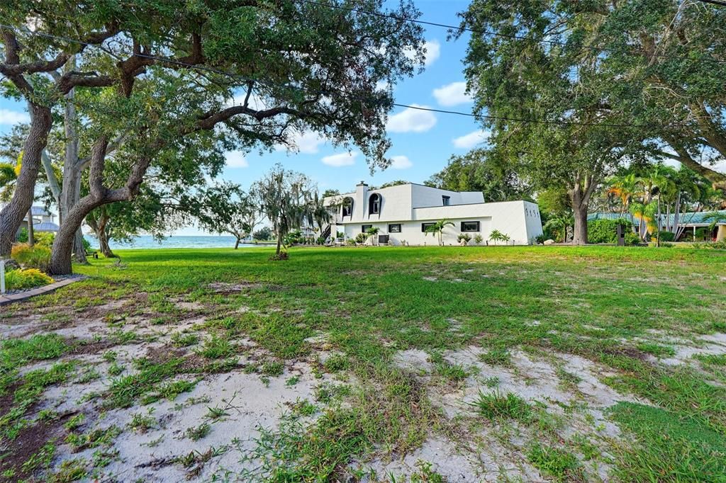 На продажу: $635,000 (0.43 acres)