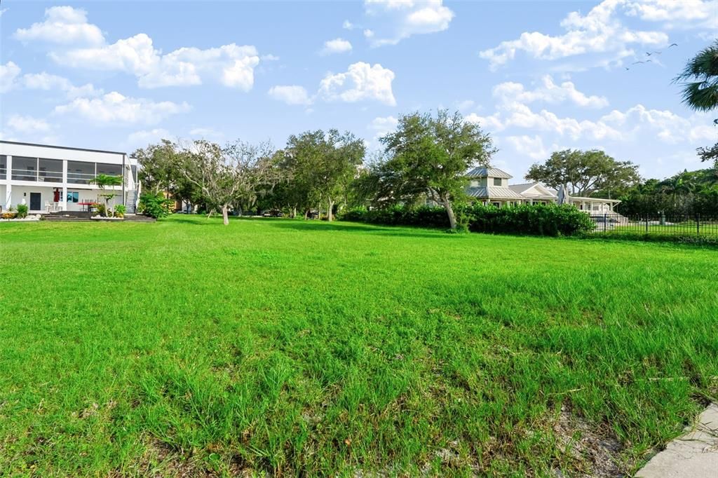 На продажу: $635,000 (0.43 acres)