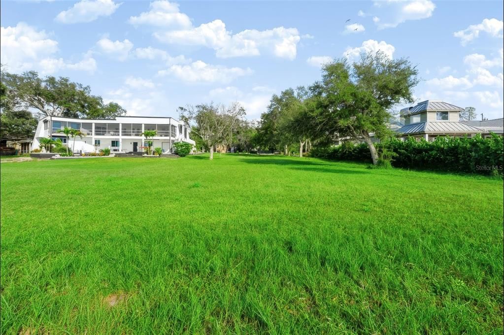 На продажу: $635,000 (0.43 acres)