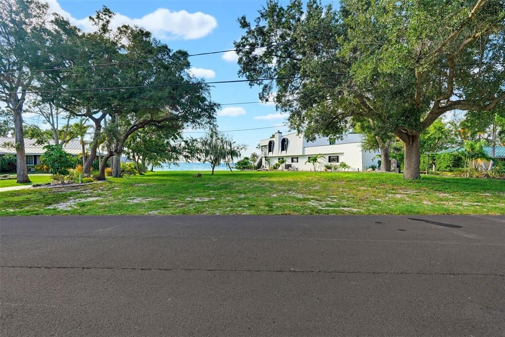 На продажу: $635,000 (0.43 acres)