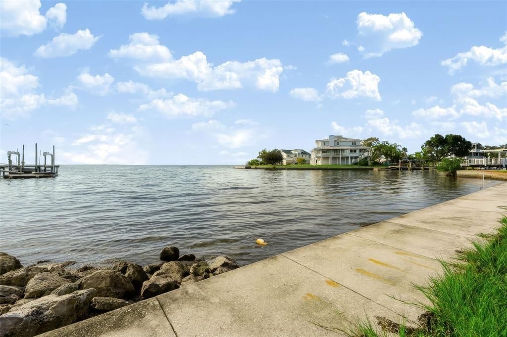 На продажу: $635,000 (0.43 acres)