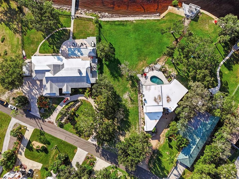 На продажу: $635,000 (0.43 acres)