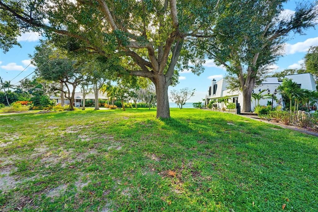 На продажу: $635,000 (0.43 acres)