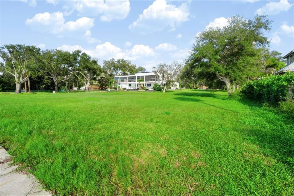 На продажу: $635,000 (0.43 acres)