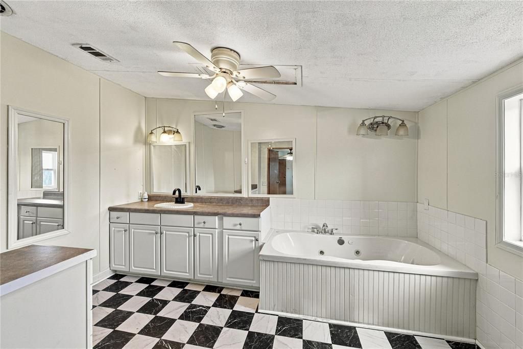 На продажу: $439,999 (4 спален, 2 ванн, 1728 Квадратных фут)