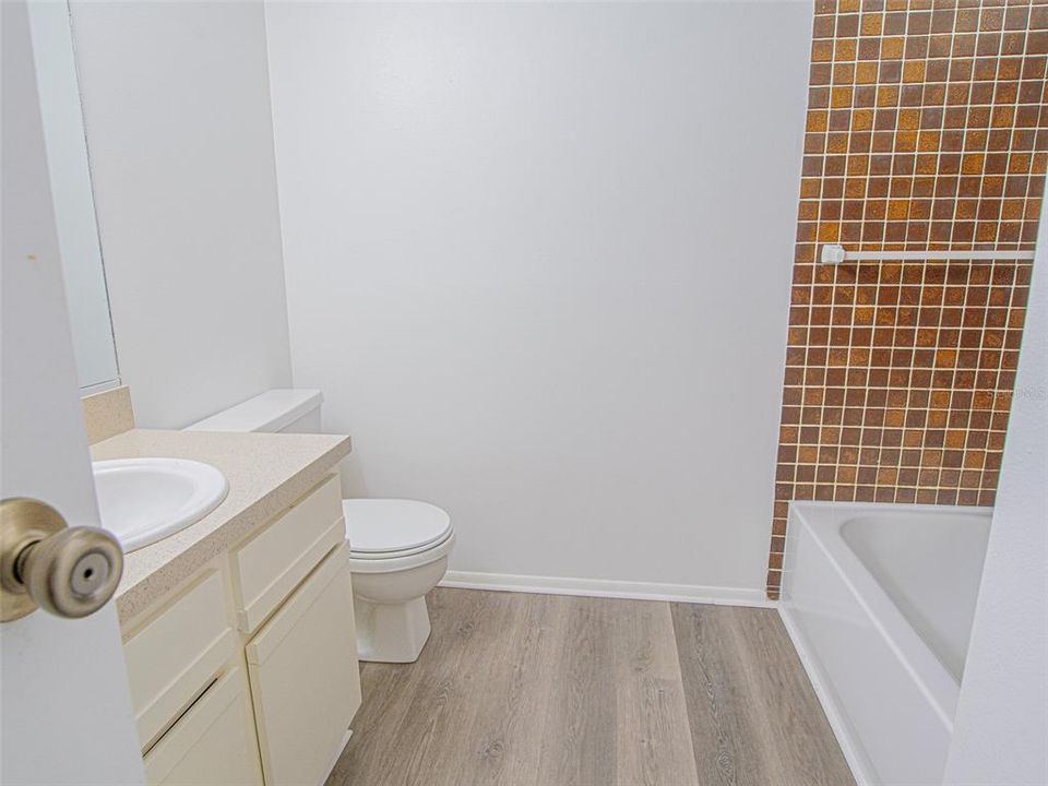 For Sale: $200,000 (2 beds, 2 baths, 950 Square Feet)