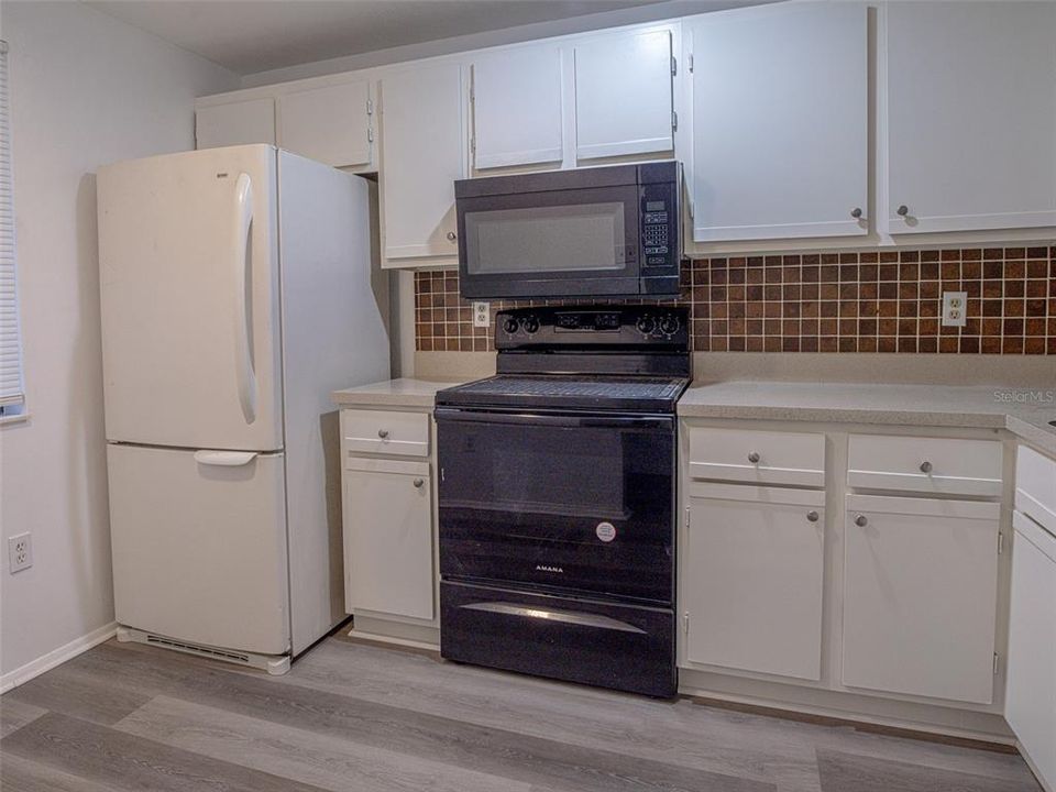 For Sale: $200,000 (2 beds, 2 baths, 950 Square Feet)