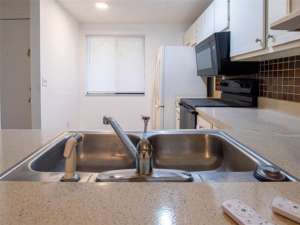 For Sale: $200,000 (2 beds, 2 baths, 950 Square Feet)