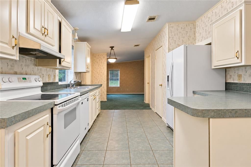 For Sale: $225,000 (3 beds, 2 baths, 1736 Square Feet)