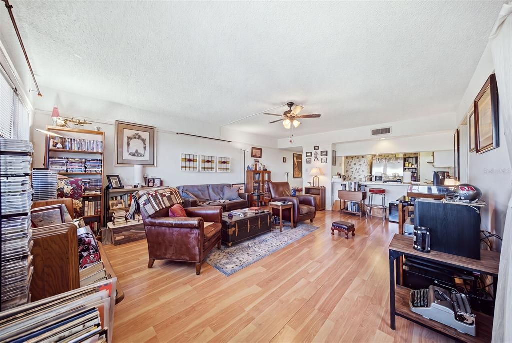 For Sale: $260,000 (1 beds, 1 baths, 896 Square Feet)