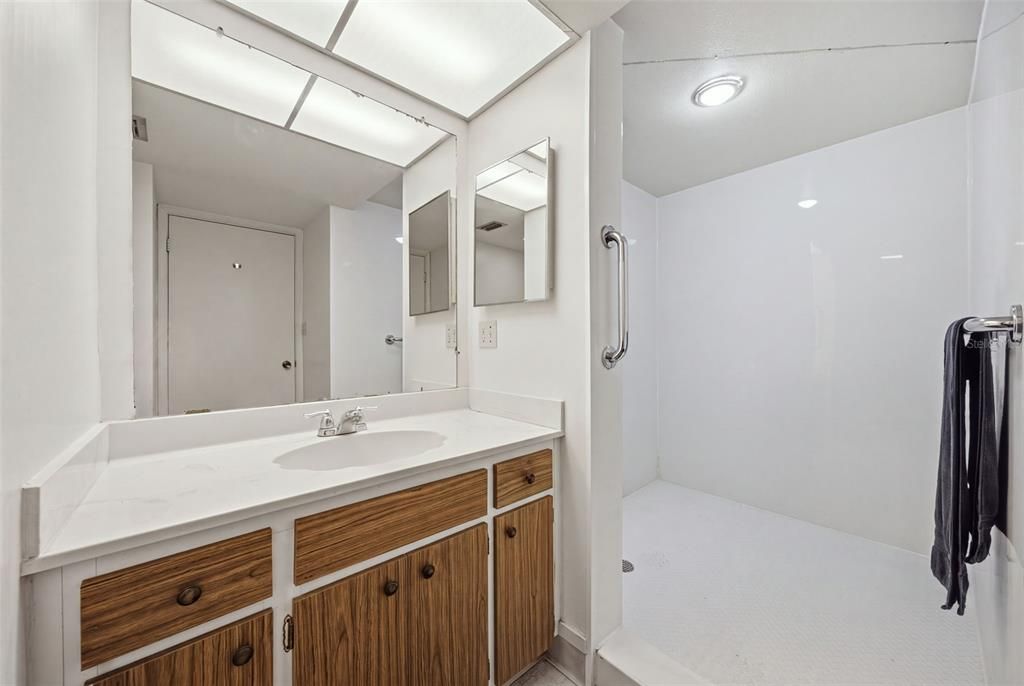 For Sale: $260,000 (1 beds, 1 baths, 896 Square Feet)